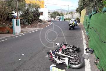 Accidente de una moto en la carretera de Lomo Magullo (Foto TA)