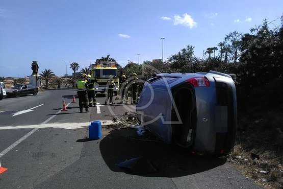  Un vehículo se sale de la GC-1 y cae sobre la vía de salida de El Goro (Foto TA)