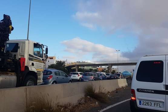Un atasco en la GC-1 frena la salida de vehículos desde la zona costera de Telde en dirección hacia la capital (Foto TA)