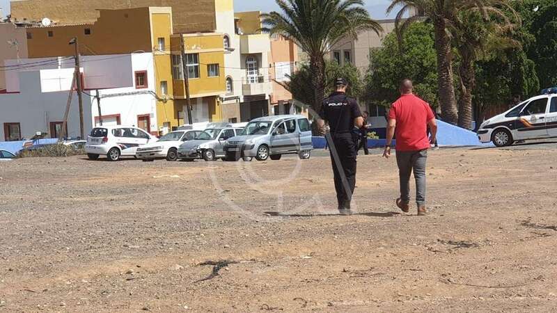 Agentes de la Policía Nacional en las inmediaciones del vehículo donde se halló el cadáver (Foto TA)