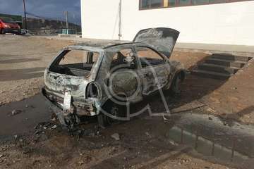 Un incendio calcina un turismo abandonado en la explanada de El Cubillo (Foto TA)