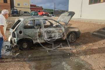 Un incendio calcina un turismo abandonado en la explanada de El Cubillo (Foto TA)