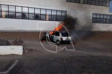 Un incendio calcina un turismo abandonado en la explanada de El Cubillo (Foto TA)