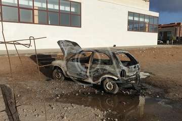 Un incendio calcina un turismo abandonado en la explanada de El Cubillo (Foto TA)