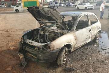 Un incendio calcina un turismo abandonado en la explanada de El Cubillo (Foto TA)