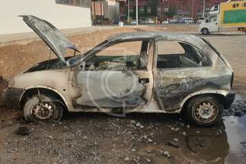 Un incendio calcina un turismo abandonado en la explanada de El Cubillo (Foto TA)