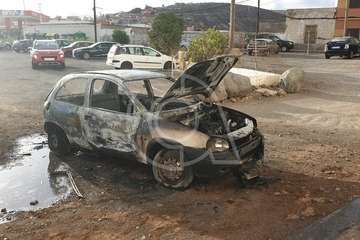 Un incendio calcina un turismo abandonado en la explanada de El Cubillo (Foto TA)