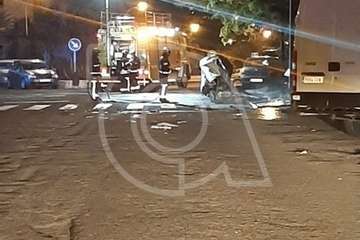 El vandalismo quema cuatro contenedores en el Valle de Jinámar (Foto TA)