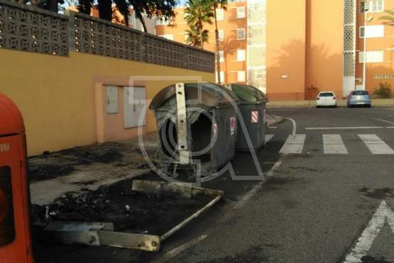 
Estado en que quedó el contenedor quemado en las últimas horas en Las Remudas (Foto TA)