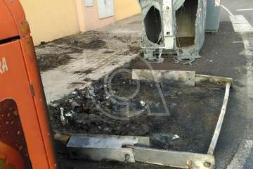 
Estado en que quedó el contenedor quemado en las últimas horas en Las Remudas (Foto TA)