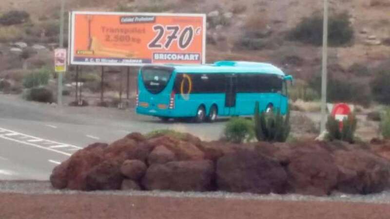 La guagua retenida por la Guardia Civil, este domingo en la rotonda de Jinámar (Foto C7)