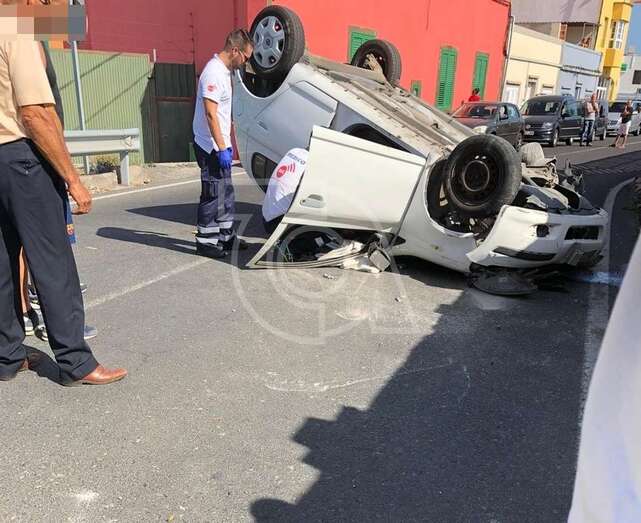 Imagen de coche volcado (Foto TA)