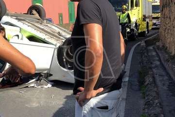 Aparatoso vuelco de un vehículo en la carretera de Telde a El Calero (Foto TA)