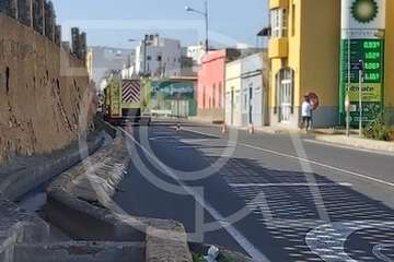 Aparatoso vuelco de un vehículo en la carretera de Telde a El Calero (Foto TA)
