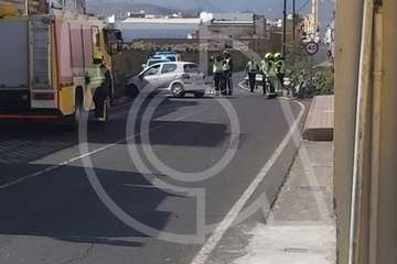 Aparatoso vuelco de un vehículo en la carretera de Telde a El Calero (Foto TA)