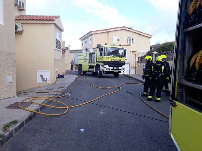 Imagen de la actuación de los bomberos en la calle Orégano (Foto TA)