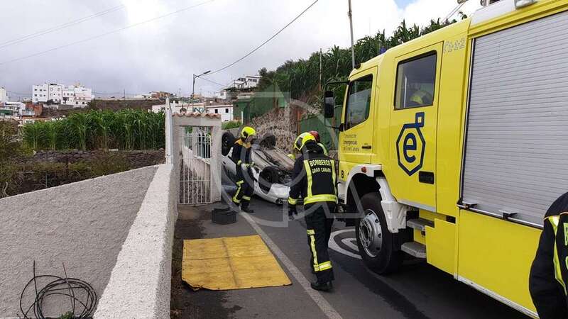 Los bomberos tuvieron que rescatar a la mujer y única ocupante del vehículo (Foto TA)