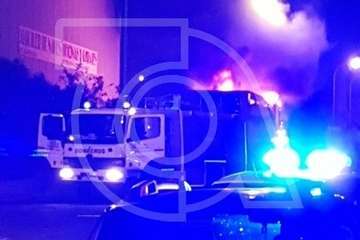 Arde un contenedor en la zona industrial de Salinetas (Foto TA)