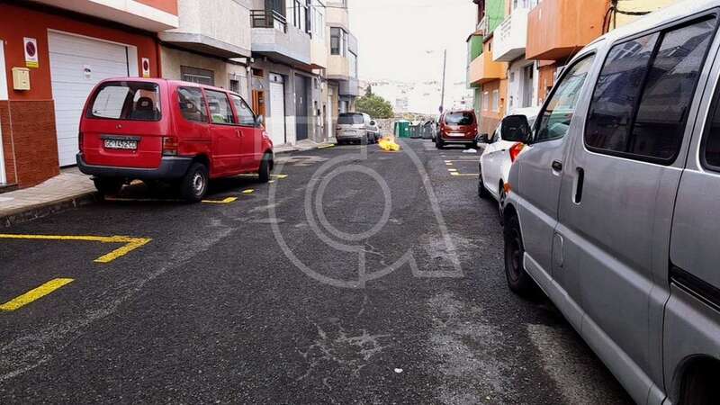 La bombona ardiendo en medio de la calle de Escorial en Lomo Cementerio (Foto TA)