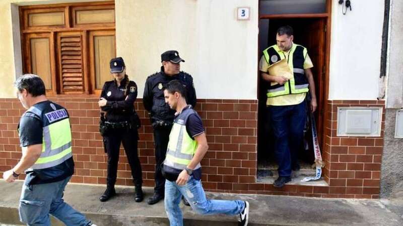 Agentes de la Policía Nacional, este martes en el domicilio donde presuntamente ocurrieron los hechos (Foto Canarias7 / Arcadio Suárez)