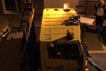 Los bomberos evacuan a una persona enferma por una ventana en Las Huesas (Foto TA)