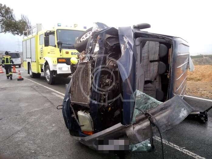 Los bombearon voltearon el vehículo y lo retiraron de la vía (Foto TA)