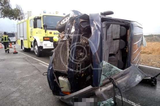 Una furgoneta choca contra un árbol y vuelca en la carretera de Telde a Cuatro Puertas (Foto TA)