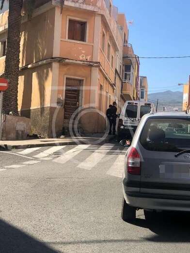 Agentes de la Policía Nacional en la puerta del domicilio donde apareció el vecino fallecido (Foto TA)