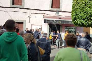 Un grupo de ciudadanos retiene a un joven tras robar en una joyería en el centro de Los Llanos (Foto TA)