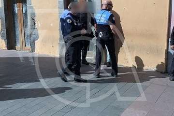 Un grupo de ciudadanos retiene a un joven tras robar en una joyería en el centro de Los Llanos (Foto TA)