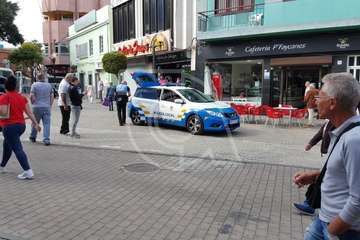 Un grupo de ciudadanos retiene a un joven tras robar en una joyería en el centro de Los Llanos (Foto TA)