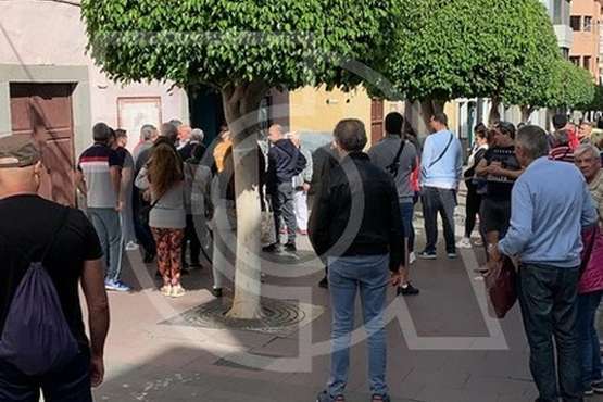 Un grupo de ciudadanos retiene a un joven tras robar en una joyería en el centro de Los Llanos (Foto TA)