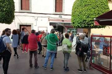 Un grupo de ciudadanos retiene a un joven tras robar en una joyería en el centro de Los Llanos (Foto TA)
