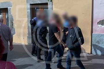 Un grupo de ciudadanos retiene a un joven tras robar en una joyería en el centro de Los Llanos (Foto TA)