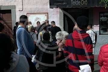 Un grupo de ciudadanos retiene a un joven tras robar en una joyería en el centro de Los Llanos (Foto TA)