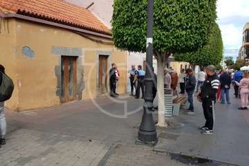 Un grupo de ciudadanos retiene a un joven tras robar en una joyería en el centro de Los Llanos (Foto TA)