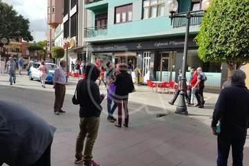 Un grupo de ciudadanos retiene a un joven tras robar en una joyería en el centro de Los Llanos (Foto TA)