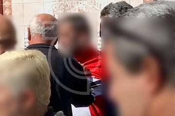 Un grupo de ciudadanos retiene a un joven tras robar en una joyería en el centro de Los Llanos (Foto TA)