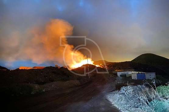 Incendio en la piconera de Lomo Blanco, en Jinámar (Foto TA)