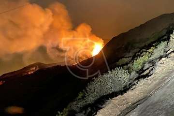 Incendio en la piconera de Lomo Blanco, en Jinámar (Foto TA)