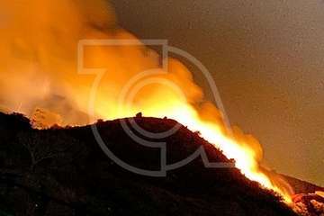 Incendio en la piconera de Lomo Blanco, en Jinámar (Foto TA)