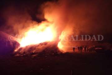 Incendio en la piconera de Lomo Blanco, en Jinámar (Foto TA)