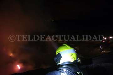 Incendio en la piconera de Lomo Blanco, en Jinámar (Foto TA)