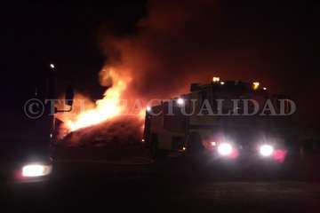 Incendio en la piconera de Lomo Blanco, en Jinámar (Foto TA)