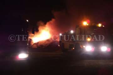 Incendio en la piconera de Lomo Blanco, en Jinámar (Foto TA)