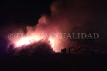 Incendio en la piconera de Lomo Blanco, en Jinámar (Foto TA)