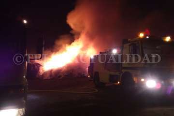 Incendio en la piconera de Lomo Blanco, en Jinámar (Foto TA)