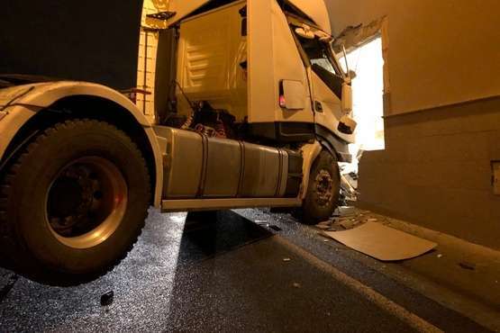Un camión se empotra contra una vivienda en Cuesta Ramón (Foto TA)