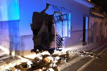 Un camión se empotra contra una vivienda en Cuesta Ramón (Foto TA)