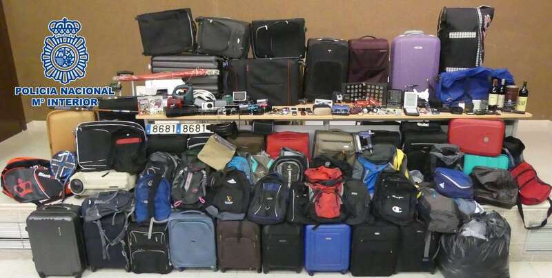 Parte de los efectos personales que se encontraron en el trastero (Foto TA)